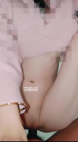 边打电话边挨操！极品粉B反差婊小女友【纠结的阿呆】超高颜值反差学妹，表面乖巧的萌妹子背地里是个小骚货 截图8