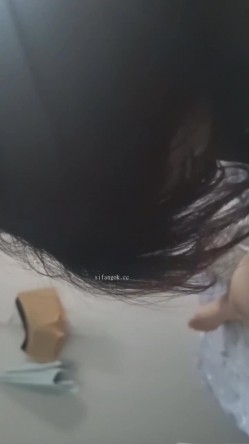 温柔淑女型女大生私下极度反差，出租屋被男友各种玩肏 截图1