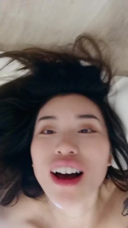 早上起来还要被大哥干一炮，边亲边草口交大鸡巴舔逼，各种蹂躏抽插爆草，让小哥用道具玩逼，射在嘴里吞精 截图5