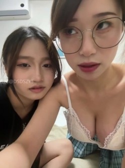 ️清纯主播【202509yoyo】表姐带着表妹下海直播、在线教口活、练习做爱姿势 截图10