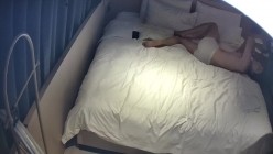 《黑客破解高清摄像头》小伙买来道具玩极品女友的大黑B ️可惜还没掌握要领不知道怎么玩 哈哈！ 截图1