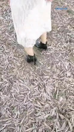 农村熟女系列：农村夫妻田间操逼实录，站立抬腿露穴操穴 截图1