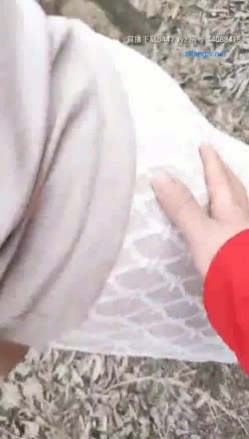 农村熟女系列：农村夫妻田间操逼实录，站立抬腿露穴操穴 截图2