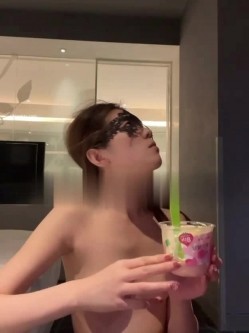 终极反差，穷人女神富人母狗，属性拉满，大神豪宅圈养极品性奴母狗日常调教，舔脚喝尿啪啪各种花样SM羞辱 截图2