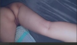 猥琐小伙，半夜偷熘进老妈房间，看到光着屁股睡觉，忍不住打飞机 截图4