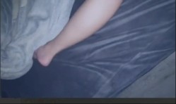 猥琐小伙，半夜偷熘进老妈房间，看到光着屁股睡觉，忍不住打飞机 截图8