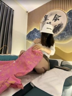 22岁少女【nidebaby】打高尔夫的时候放跳蛋 会所勾搭技师 大屌阳具道具狂插 大奶翘臀 截图12