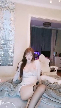高冷范气质颜值美女【空姐琪琪】下海捞金，自摸，揉奶，揉阴蒂，小骚逼发骚爹爹的！ 截图7