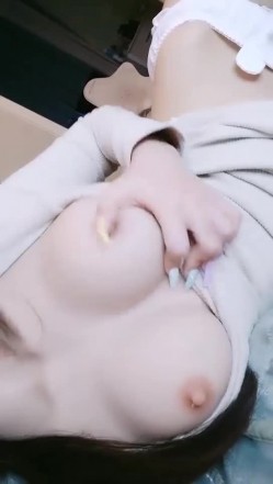 高冷范气质颜值美女【空姐琪琪】下海捞金，自摸，揉奶，揉阴蒂，小骚逼发骚爹爹的！ 截图9