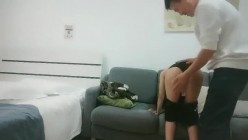 漂亮大奶少妇 你鸡吧是软的 在沙发被大哥多姿势输出 可惜鸡鸡老是趴窝不停口硬 最后只能口爆 截图1