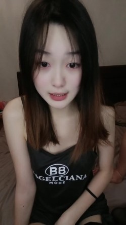 颜值很高的清纯小女友，穿上性感的黑丝高跟妩媚风骚诱人，给小哥口交大鸡巴无套抽插多体位蹂躏爆草直接内射 截图1