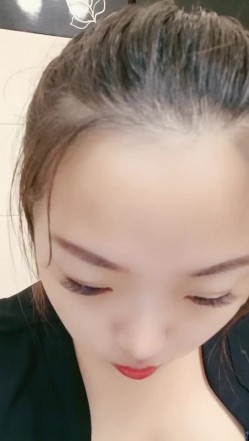 按摩店极品黑丝大奶女技师给小哥按摩主动撩骚，扒下内裤口交大鸡巴，疯狂的上位草小哥浪荡呻吟精彩不要错过 截图1