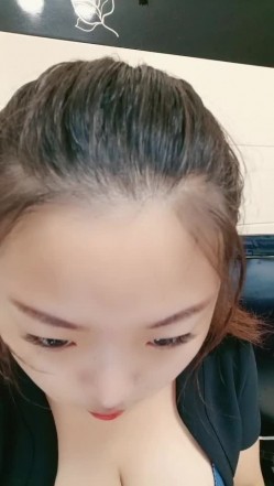 按摩店极品黑丝大奶女技师给小哥按摩主动撩骚，扒下内裤口交大鸡巴，疯狂的上位草小哥浪荡呻吟精彩不要错过 截图2