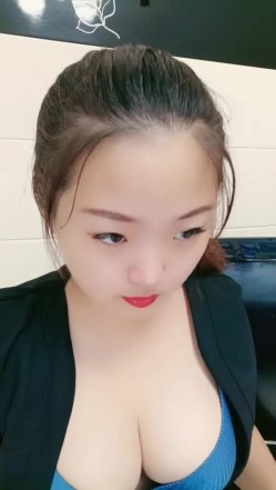 按摩店极品黑丝大奶女技师给小哥按摩主动撩骚，扒下内裤口交大鸡巴，疯狂的上位草小哥浪荡呻吟精彩不要错过 截图3