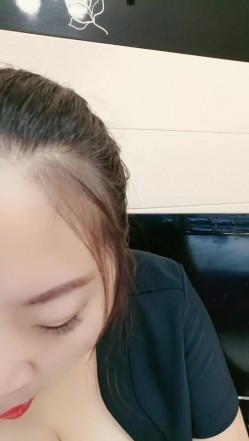 按摩店极品黑丝大奶女技师给小哥按摩主动撩骚，扒下内裤口交大鸡巴，疯狂的上位草小哥浪荡呻吟精彩不要错过 截图4