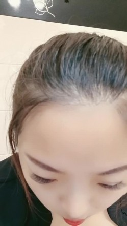 按摩店极品黑丝大奶女技师给小哥按摩主动撩骚，扒下内裤口交大鸡巴，疯狂的上位草小哥浪荡呻吟精彩不要错过 截图5