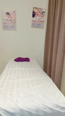 按摩店极品黑丝大奶女技师给小哥按摩主动撩骚，扒下内裤口交大鸡巴，疯狂的上位草小哥浪荡呻吟精彩不要错过 截图6