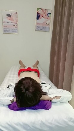 按摩店极品黑丝大奶女技师给小哥按摩主动撩骚，扒下内裤口交大鸡巴，疯狂的上位草小哥浪荡呻吟精彩不要错过 截图12