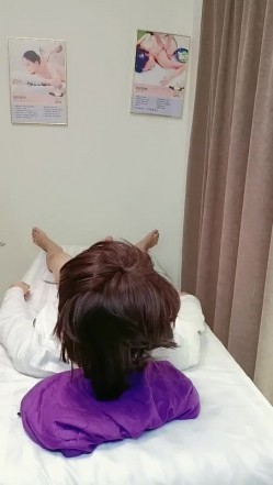 按摩店极品黑丝大奶女技师给小哥按摩主动撩骚，扒下内裤口交大鸡巴，疯狂的上位草小哥浪荡呻吟精彩不要错过 截图16