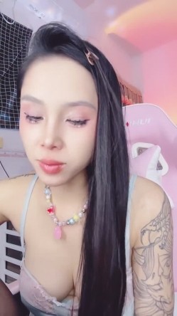骚逼奶妈【03年蛇蛇】纹身浪妇，下海直播赚奶粉钱，开逼自慰性欲旺盛，道具自慰，高潮时奶头出奶 截图1