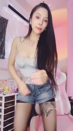 骚逼奶妈【03年蛇蛇】纹身浪妇，下海直播赚奶粉钱，开逼自慰性欲旺盛，道具自慰，高潮时奶头出奶 截图4