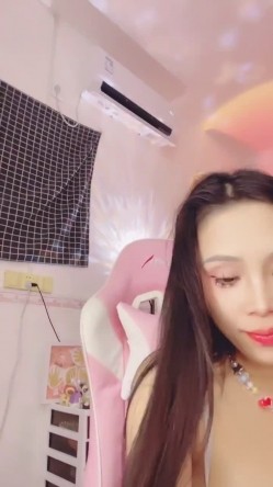 骚逼奶妈【03年蛇蛇】纹身浪妇，下海直播赚奶粉钱，开逼自慰性欲旺盛，道具自慰，高潮时奶头出奶 截图5