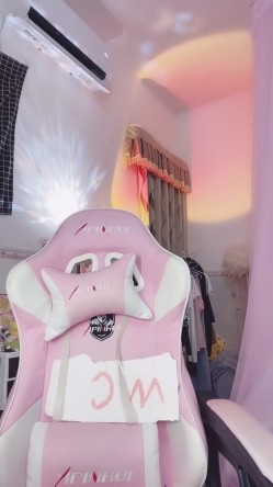 骚逼奶妈【03年蛇蛇】纹身浪妇，下海直播赚奶粉钱，开逼自慰性欲旺盛，道具自慰，高潮时奶头出奶 截图9