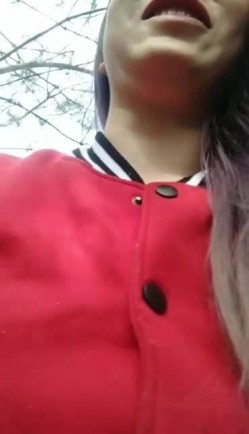 户外女王小甜甜露脸勾搭摩的司机野外玩最激情的啪啪，风骚的漏乳胸罩站着吞吐大鸡巴，被按着屁股后入狂草尖叫不断 截图2