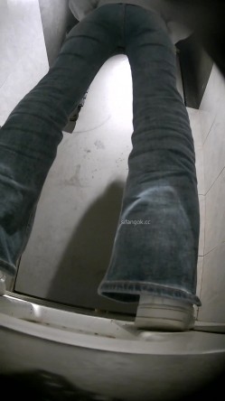 高质量酒吧后拍 高跟丝袜大长腿 牛仔裤美女的大白屁股没有什么股沟正对镜头 截图3
