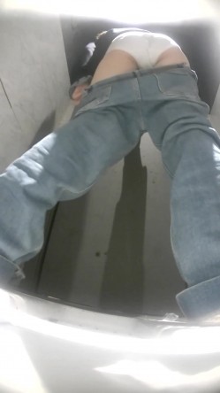 高质量酒吧后拍 高跟丝袜大长腿 牛仔裤美女的大白屁股没有什么股沟正对镜头 截图4