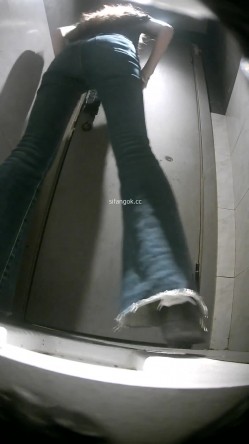 高质量酒吧后拍 高跟丝袜大长腿 牛仔裤美女的大白屁股没有什么股沟正对镜头 截图6