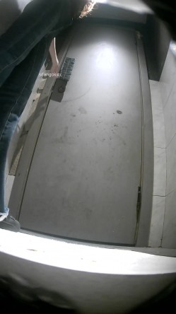 高质量酒吧后拍 高跟丝袜大长腿 牛仔裤美女的大白屁股没有什么股沟正对镜头 截图7