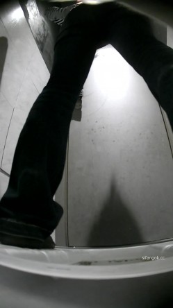 高质量酒吧后拍 高跟丝袜大长腿 牛仔裤美女的大白屁股没有什么股沟正对镜头 截图9