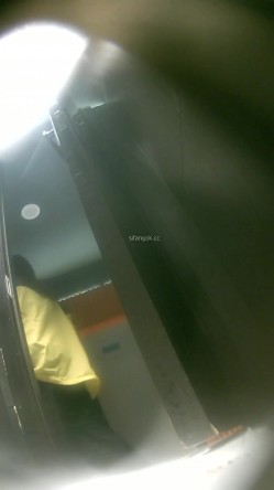 高质量酒吧后拍 高跟丝袜大长腿 牛仔裤美女的大白屁股没有什么股沟正对镜头 截图13