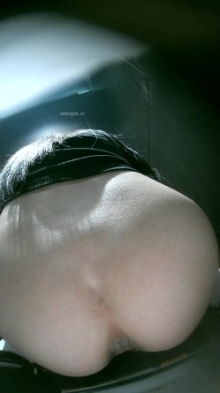 高质量酒吧后拍 高跟丝袜大长腿 牛仔裤美女的大白屁股没有什么股沟正对镜头 截图14