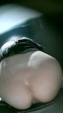 高质量酒吧后拍 高跟丝袜大长腿 牛仔裤美女的大白屁股没有什么股沟正对镜头 截图15