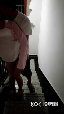 自拍福利短发萌妹子晚上楼道双人啪啪 阶梯上后入抬起腿大力猛操再沙发上玩 截图3