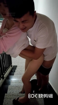 自拍福利短发萌妹子晚上楼道双人啪啪 阶梯上后入抬起腿大力猛操再沙发上玩 截图8