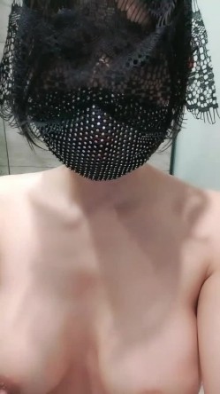 红唇大奶少妇浴室洗澡学生制服自慰啪啪，翘起大屁股扭动震动棒后入，特写口交舔屌骑上来自己动浴室跪地口交 截图14