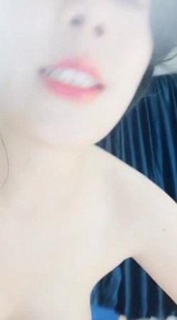 很是风骚的美少妇 全裸诱惑 床上用小自慰棒自慰 撅着屁股后入式插逼 呻吟 流出骚水 非常诱人 截图1