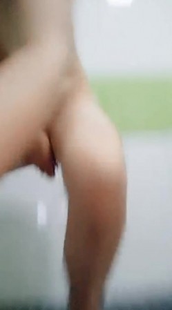 很是风骚的美少妇 全裸诱惑 床上用小自慰棒自慰 撅着屁股后入式插逼 呻吟 流出骚水 非常诱人 截图2