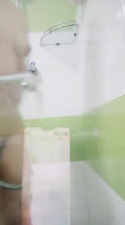 很是风骚的美少妇 全裸诱惑 床上用小自慰棒自慰 撅着屁股后入式插逼 呻吟 流出骚水 非常诱人 截图14