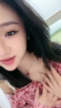 丰满身材巨乳御姐！性感黑丝豪乳揉捏！掰开骚穴特写，女仆装空姐制服，换装诱惑翘大肥臀 截图1
