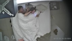 酒店上帝视角偷拍女友换上情趣睡衣后被小伙用超长大黑牛狂怼骚逼 截图15