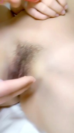 气质颜值美女！带新人妹妹下海！两男两女一起玩，扒下内裤跳蛋震穴，舔妹妹骚逼，怼入抽插搞的妹妹受不了 截图16