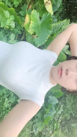 【京鱼儿】19岁童颜巨乳 女仆学生制服 道具自慰 流白浆 ！高人气19岁学生妹 白皙大奶！！ 截图2