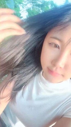 【京鱼儿】19岁童颜巨乳 女仆学生制服 道具自慰 流白浆 ！高人气19岁学生妹 白皙大奶！！ 截图4