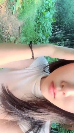 【京鱼儿】19岁童颜巨乳 女仆学生制服 道具自慰 流白浆 ！高人气19岁学生妹 白皙大奶！！ 截图6