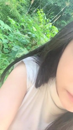 【京鱼儿】19岁童颜巨乳 女仆学生制服 道具自慰 流白浆 ！高人气19岁学生妹 白皙大奶！！ 截图7