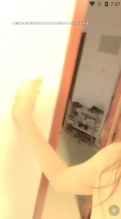九头身大长腿邻家女神，乖乖女的脸蛋儿 修长的白皙美腿，标准的T台模特儿身材，太有范儿了，奶子也是很可口，趴床上卖弄 截图1
